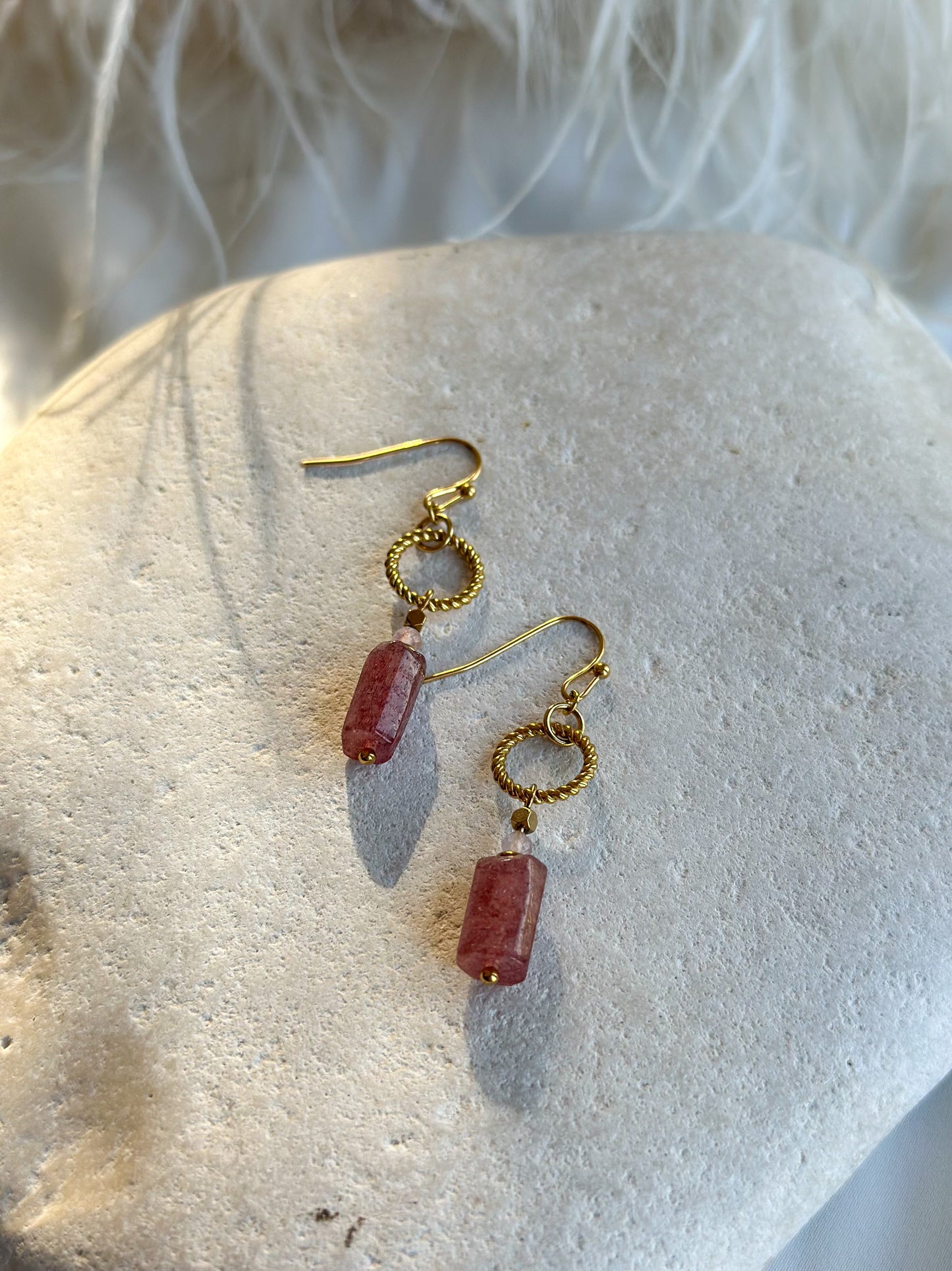 NAIA EARRINGS Strawberry Quarz
