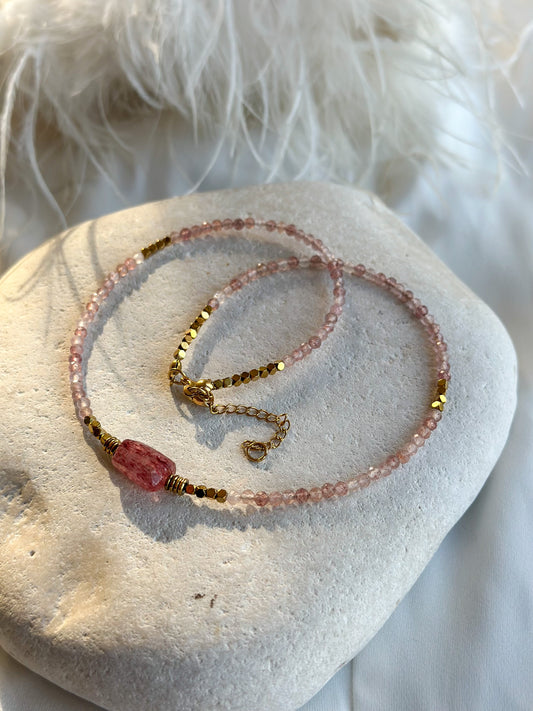 HELENA NECKLACE          Strawberry Quarz