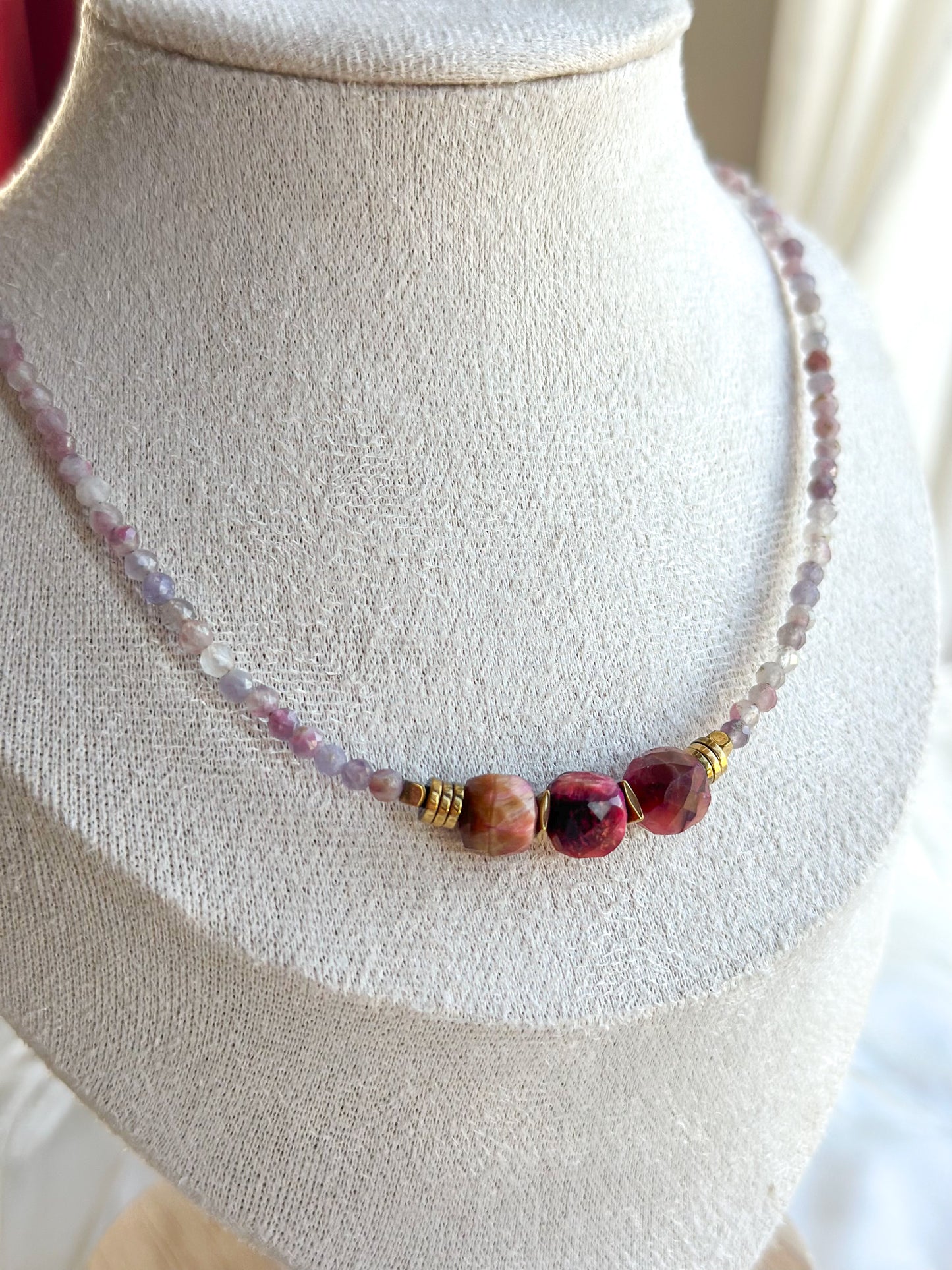 AVELINE NECKLACE                  pink Tiger Eye
