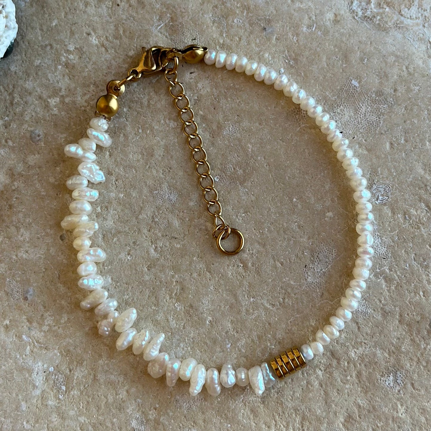 Armband mit unregelmäßigen Perlen