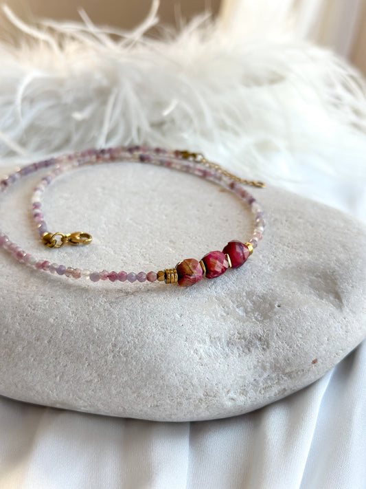 AVELINE NECKLACE                  pink Tiger Eye