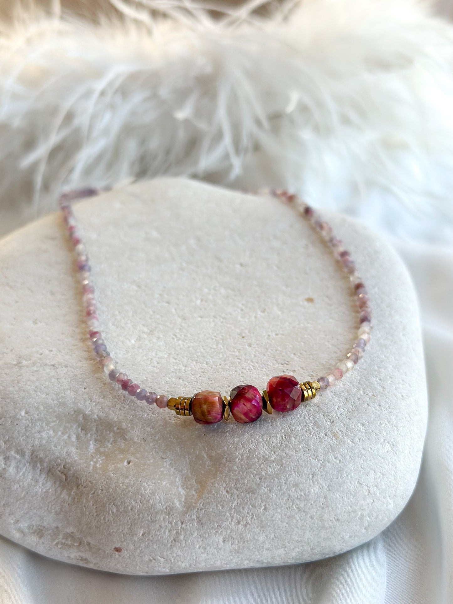 AVELINE NECKLACE                  pink Tiger Eye