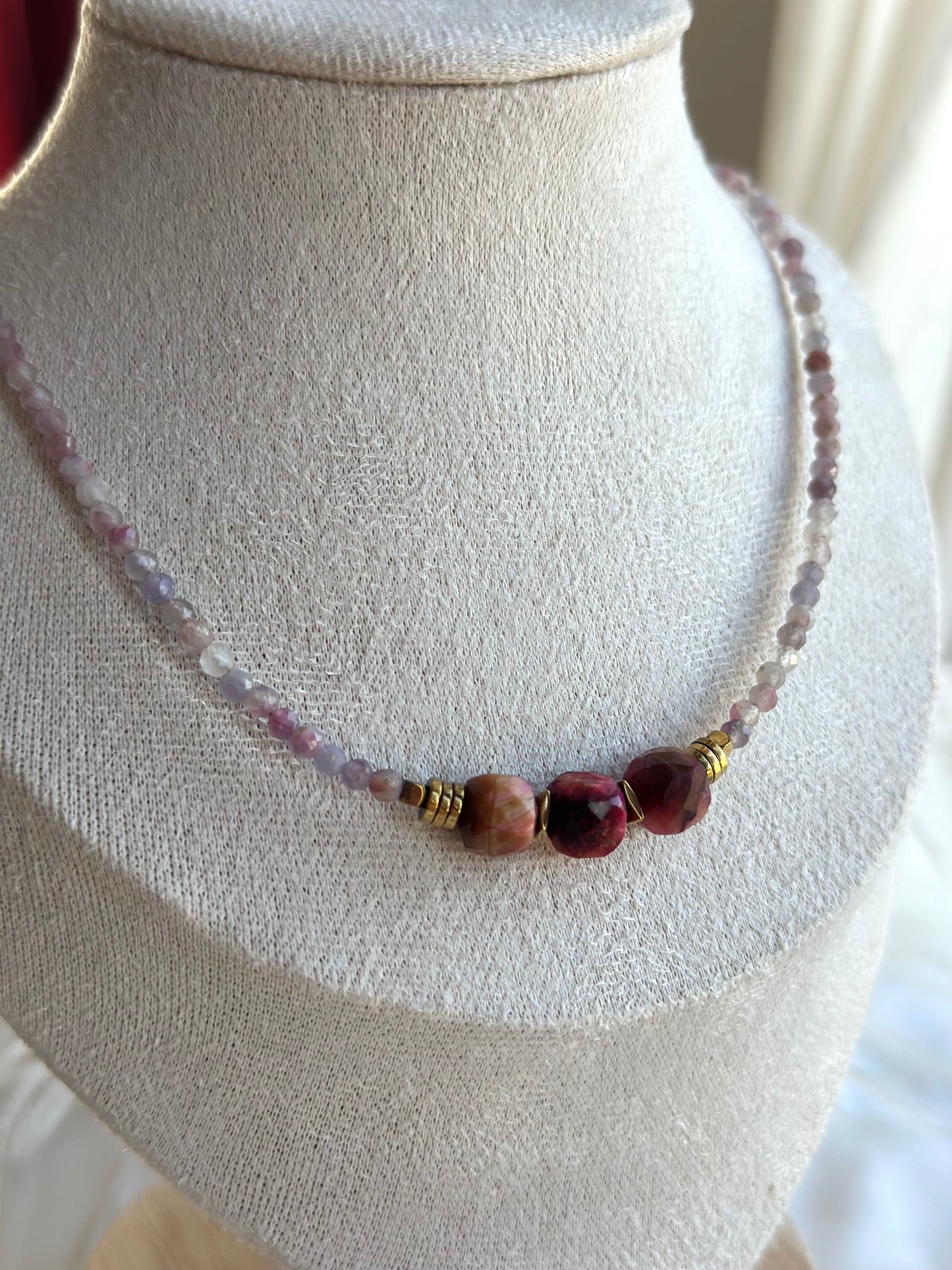 Κολιέ με ροζ μάτι τίγρης